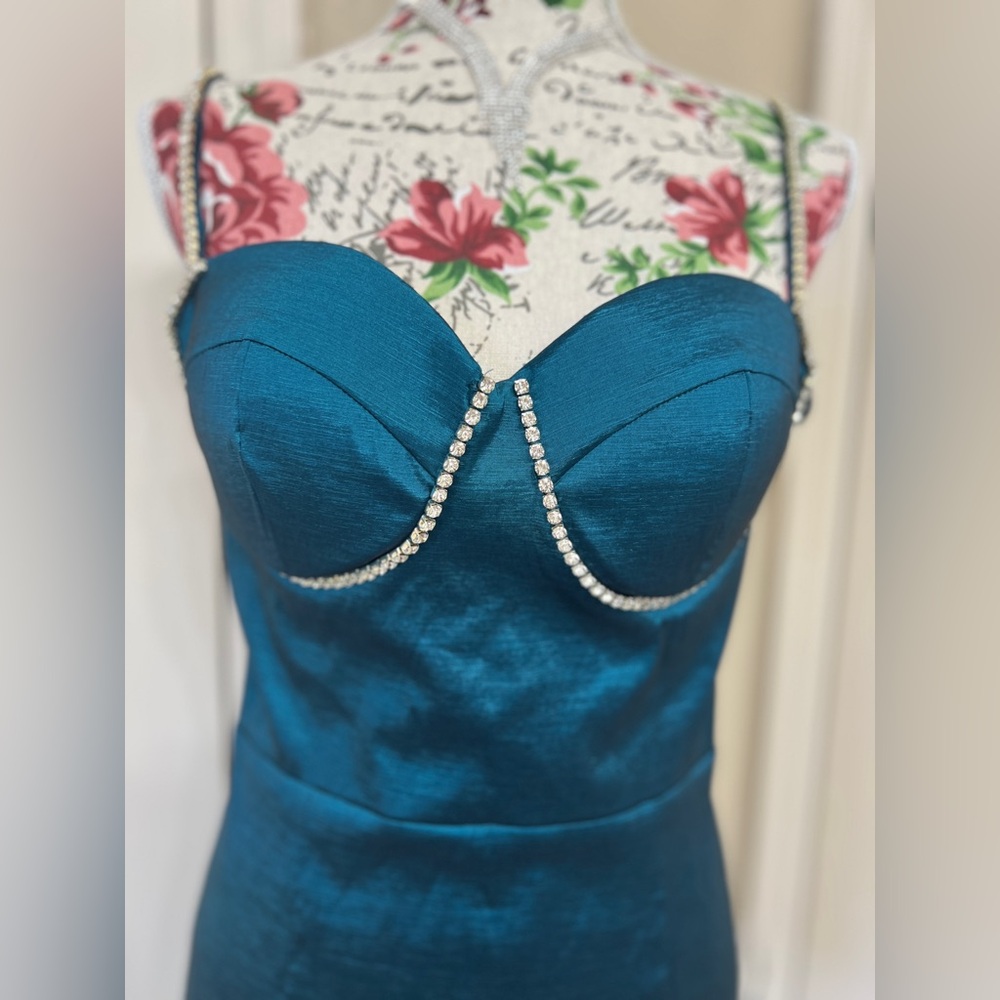 Elegant Teal Dress with Pearl Detailing - Picture 4 of 13